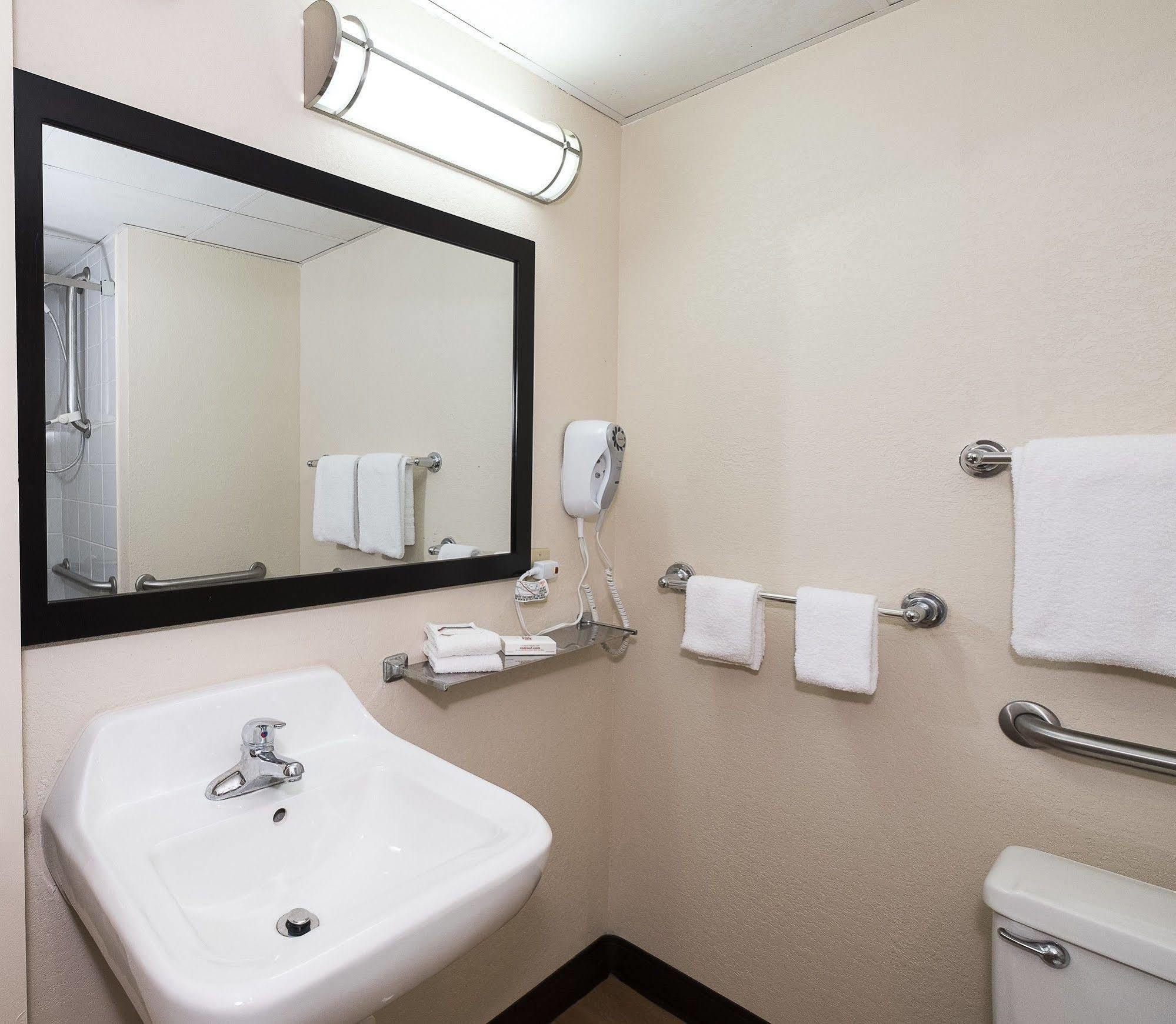 Red Roof Inn Cortland Ngoại thất bức ảnh